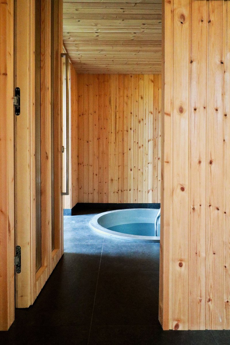 Součástí interiéru je také malý ochlazovací bezén. (Sauna, Adam Lukačovič)