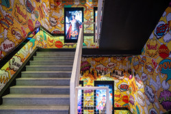 Zůstala taky původní boční schodiště, včetně drátěných zábradlí. Jde o poslední stopy "starého" Máje.