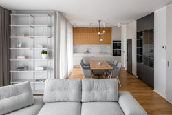 Interiér rodinného domu v Berouně od studia Ambience Design - pohled do kuchyně s deskou a obkladem TechniStone Crystal Calacatta Silva