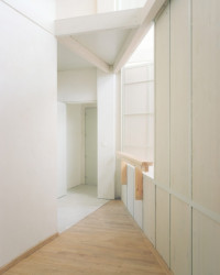 Španělské studio Ateinza Maure Arquitectos zrekonstruovalo starou stavbu ve Španělsku. Kamenný objekt nově slouží jako prázdninový dům