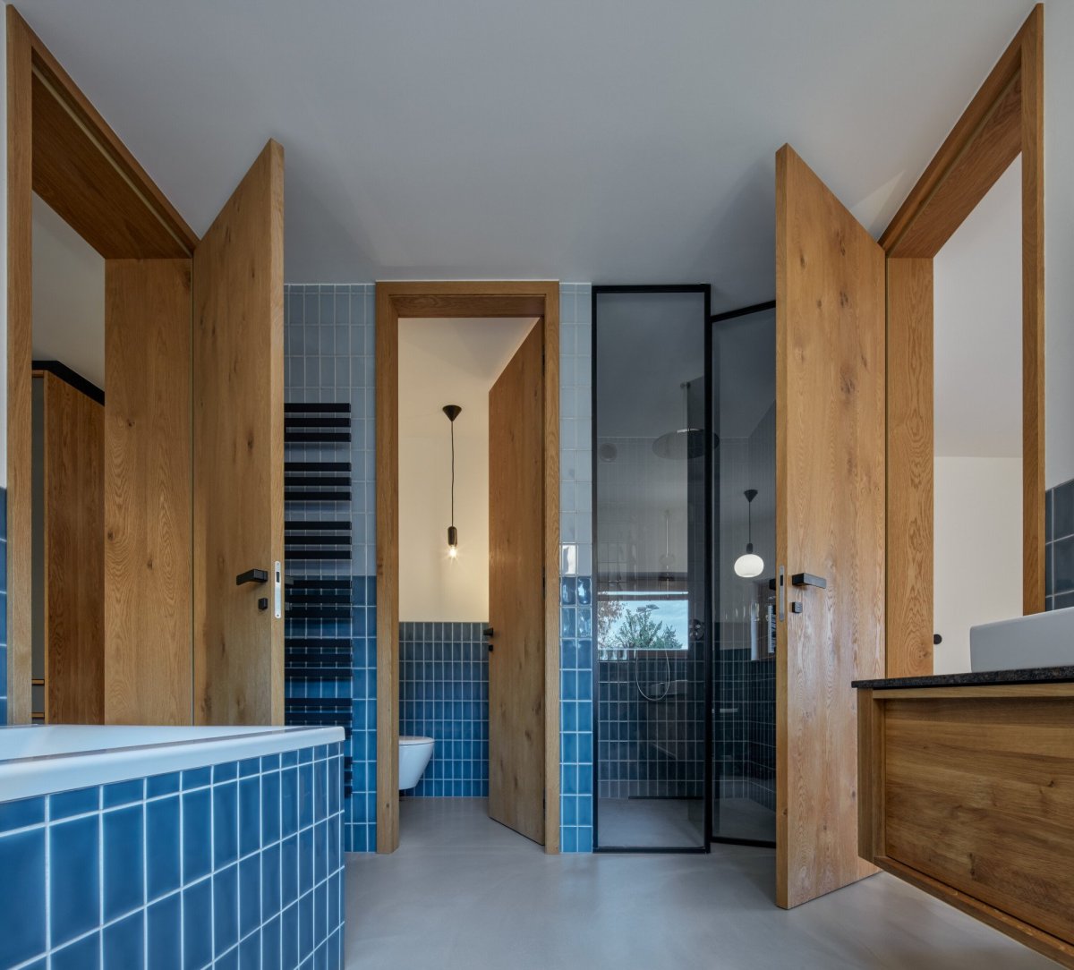 Interiéry vily v Klánovicích, KURZ architects: Pohled do koupelny