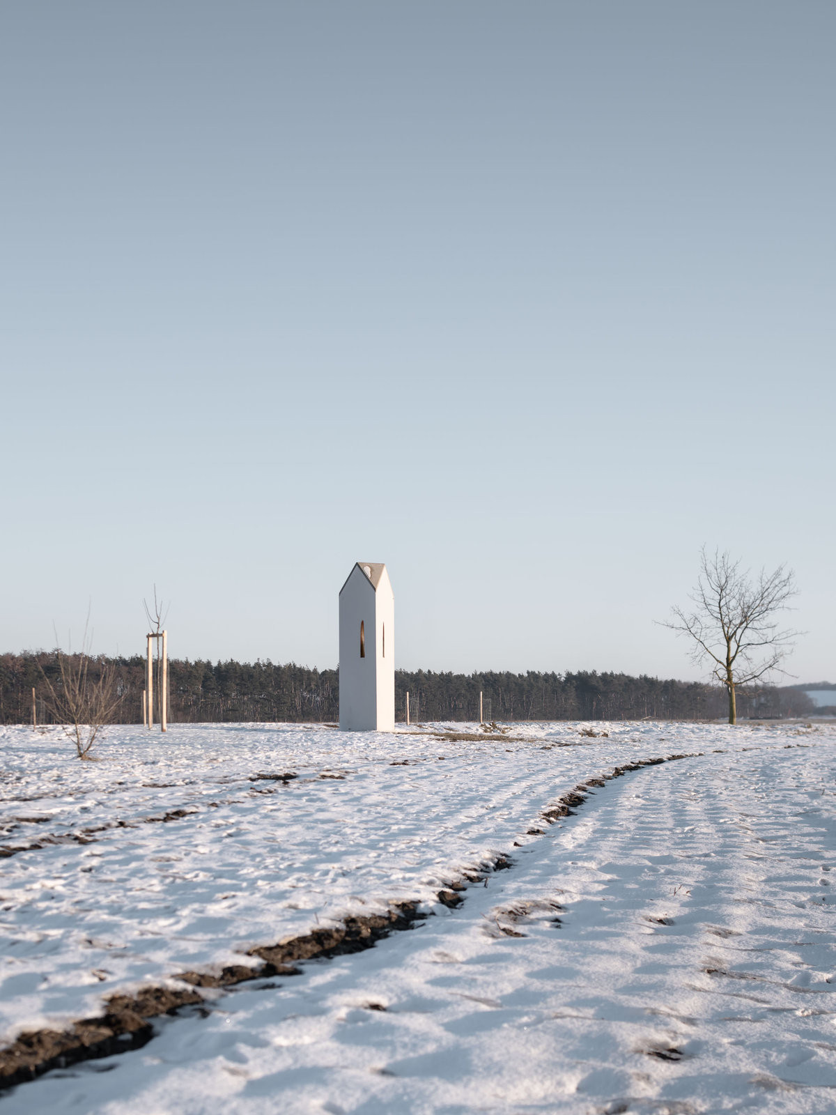 Díky bílé barvě "září". (Kaple u Čečelic, ateliér Chrama)