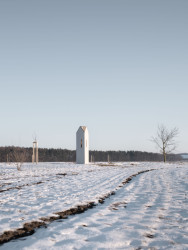 Díky bílé barvě "září". (Kaple u Čečelic, ateliér Chrama)