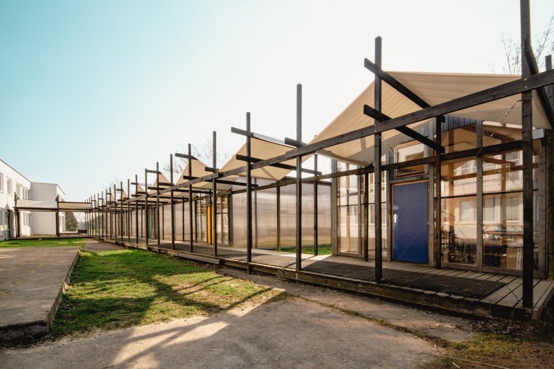 Konstrukčně jsou pavilony řešeny jako dřevostavby. Stěny jsou vyplněné polykarbonátem a sklem. (Venkovní učebny GEVO na Jižním Městě, Ateliér HRA)