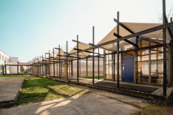 Konstrukčně jsou pavilony řešeny jako dřevostavby. Stěny jsou vyplněné polykarbonátem a sklem. (Venkovní učebny GEVO na Jižním Městě, Ateliér HRA) 