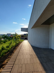 Dům s rampou, Prokš Přikryl: Zaoblená stěna zvýrazňuje hlavní vstup do domu