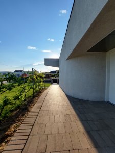 Dům s rampou, Prokš Přikryl: Zaoblená stěna zvýrazňuje hlavní vstup do domu