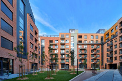 Dříve lihovar, dneska 240 bytů všech velikostí. A vyrostou další byty, kanceláře a restaurace.