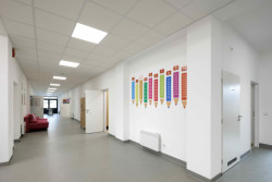 Modulární škola v Drahanovicích zahrnuje pět tříd, šatny, zázemí pro učitelský sbor, toalety a technickou místnost. (ZŠ Drahanovice od společnosti KOMA)