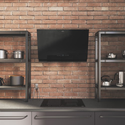 Industriální byt v New Yorku. Na fotografii produkty FRANKE: šikmý odsavač par FMA 2.0 PRO 907 BK KL v provedení černé sklo.