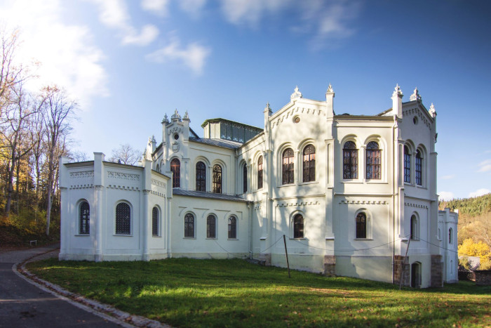 Jízdárna se nachází nedaleko od Tachova v západních Čechách, ukrytá v tamních lesích v malé obci Světce, nesoucí název po kapli Čtrnácti svatých pomocníků. Východní pohled (současný stav)