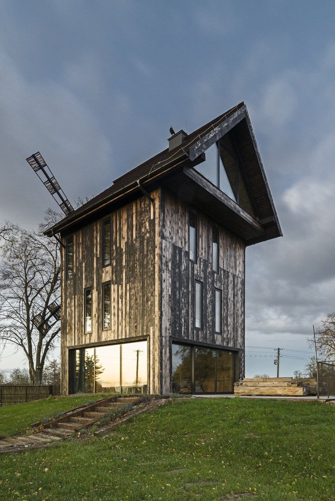 o4 architekci zrekonstruovali starý větrný mlýn v polském Lubartówě