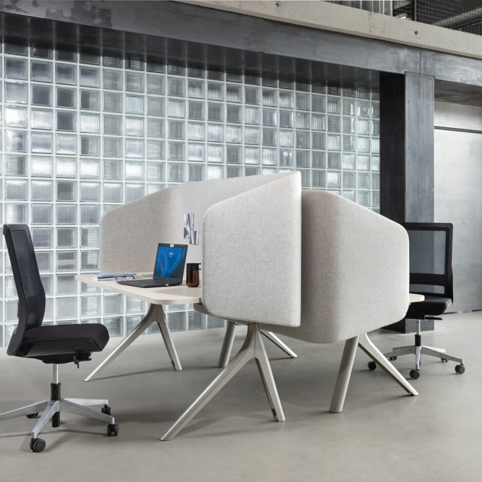 Stůl furniloop se zástěnou nabízí dostatečné soukromí při práci.