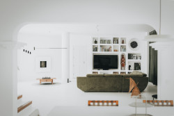 V přízemí se rozprostírá obývací pokoj propojený s kuchyní a jídelnou. (Villa Amonita na Lanzarote, OOOOX)