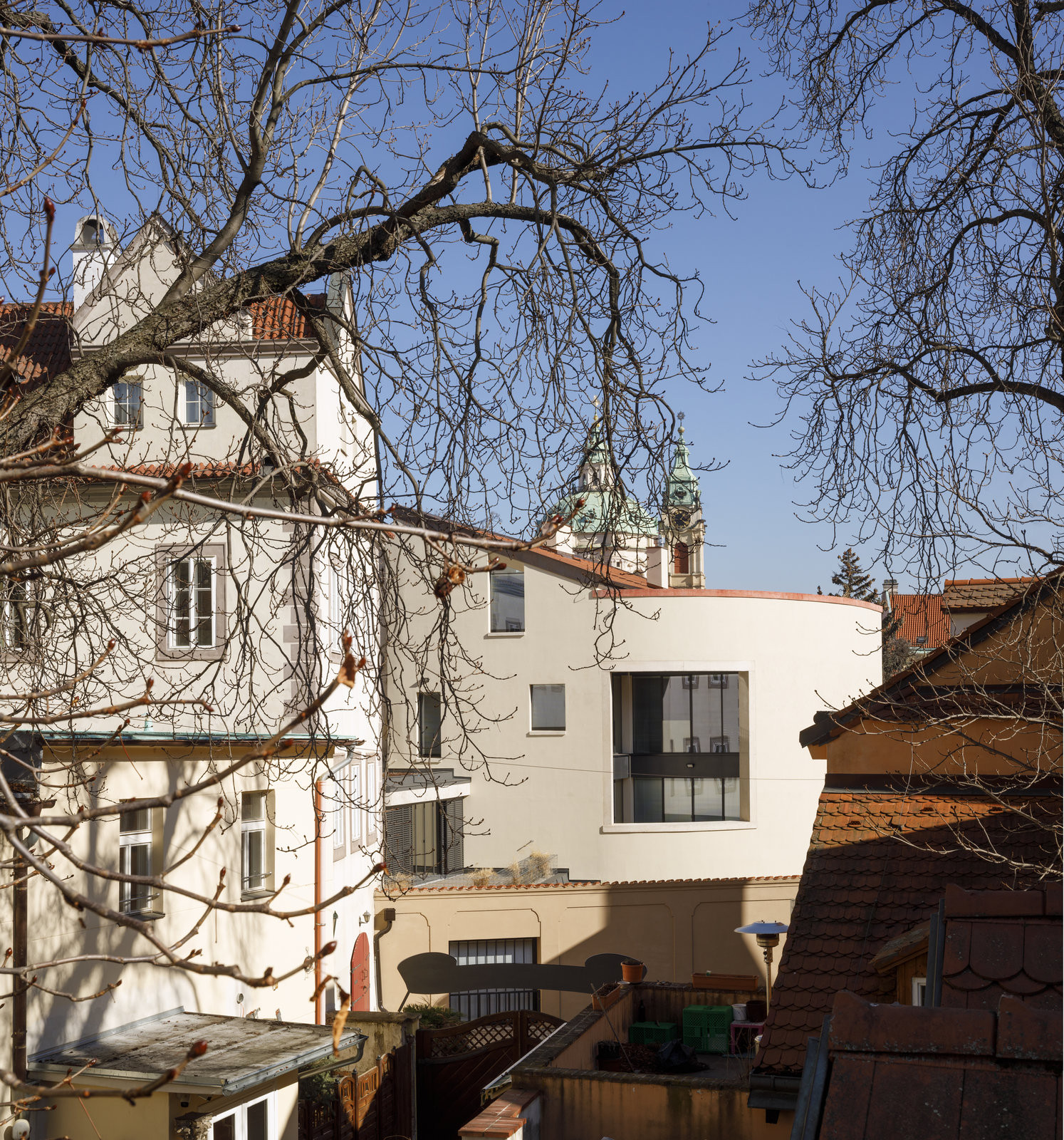 Stavba vznikla na místě staré dílny a zpustlé zahrady. (Bytový dům na Malé Straně; architektonický ateliér Ladislava Lábuse)