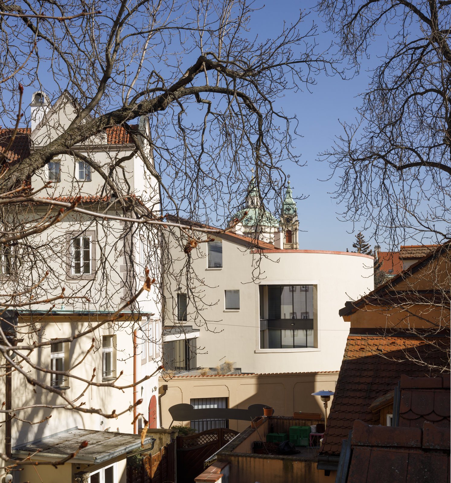 Stavba vznikla na místě staré dílny a zpustlé zahrady. (Bytový dům na Malé Straně; architektonický ateliér Ladislava Lábuse)