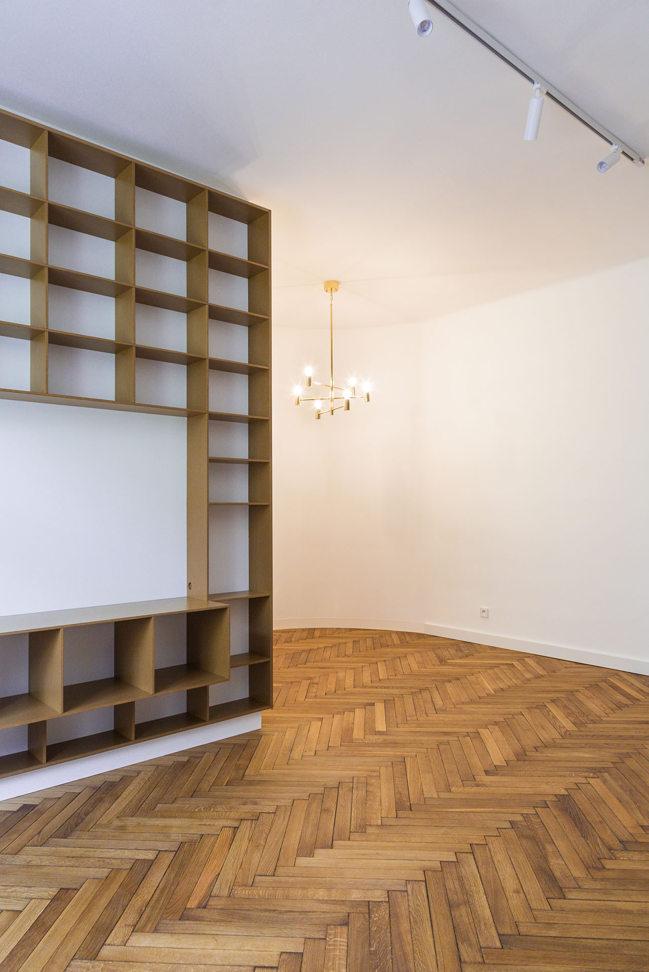 Kusový nábytek v bytě zatím chybí, nájemci si sem dopraví vlastní. Naopak vestavné vybavení je už součástí. (Rekonstrukce bytu v Praze, BY architects)