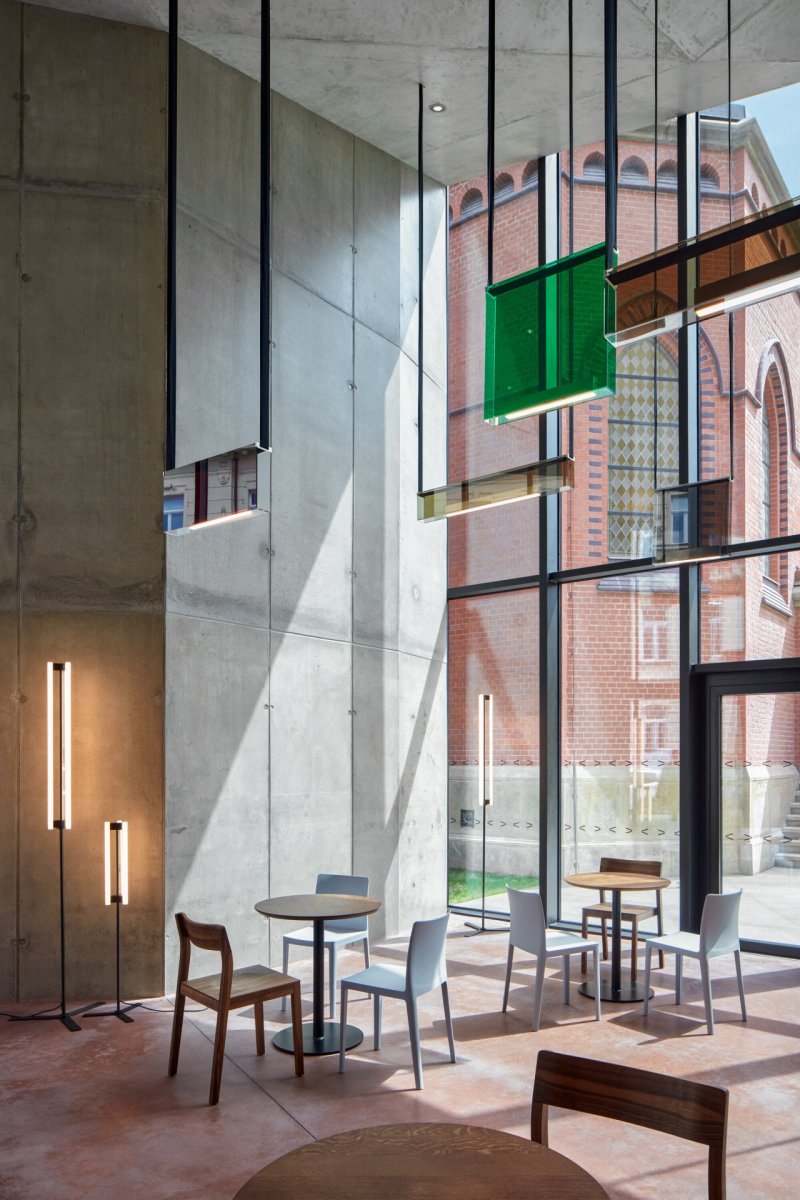 Obnova Červeného kostela, atelier-r: Elegantní a minimalistické barevné skleněné objekty se vznášejí na robustních nylonových lanech nad hlavami návštěvníků
