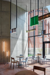 Obnova Červeného kostela, atelier-r: Elegantní a minimalistické barevné skleněné objekty se vznášejí na robustních nylonových lanech nad hlavami návštěvníků