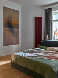 Ložnice v barvě kamenné zelené (Byt na Starém Městě; Facha architekti)