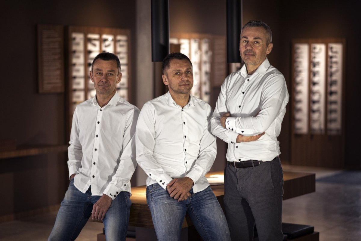 Společnost M&T, jediného českého výrobce designového dveřního a okenního kování, vede trojice bratrů (zleva) Petr, Ivo a Roman Ulichovi.