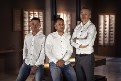 Společnost M&T, jediného českého výrobce designového dveřního a okenního kování, vede trojice bratrů (zleva) Petr, Ivo a Roman Ulichovi.