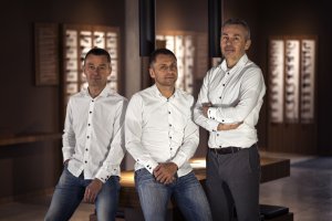Společnost M&T, jediného českého výrobce designového dveřního a okenního kování, vede trojice bratrů (zleva) Petr, Ivo a Roman Ulichovi.