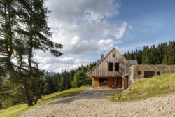 Navazuje ale na tradici. Například i materiály. (Chalupa Wunderbaude, A1Architects)