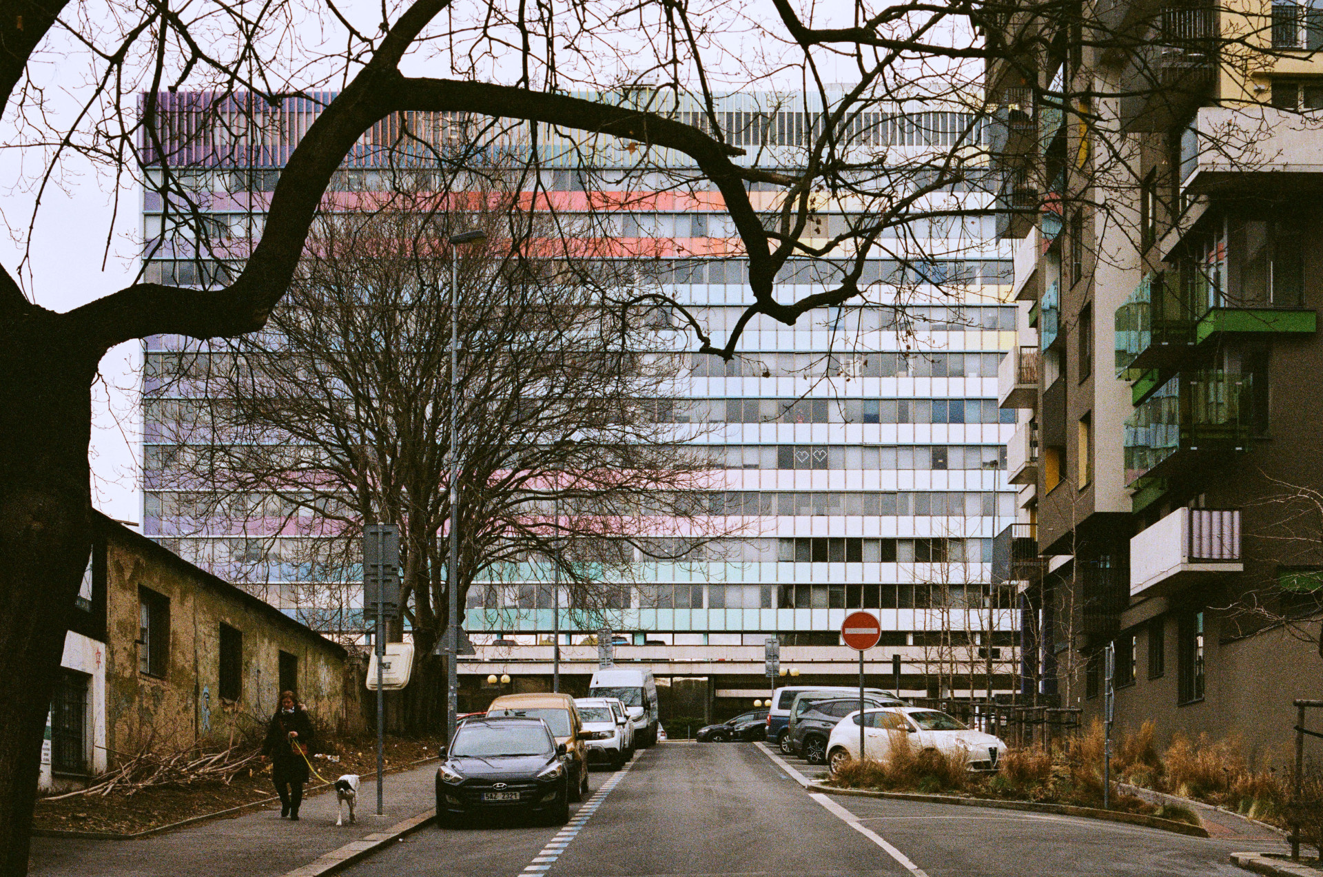 Jiná by tak byla i současná výchozí situace. Příběh Chemapolu je ukázkou, že s rozpoznáváním kvalit architektury se nevyplácí čekat. Pro tu z období socialismu tady v devadesátých ani nultých letech příliš sentimentu nebylo. Teď je to fatální i pro takové perly, jako je bývalý Chemapol-Investa. Podle mluvčí Daramis není příjezd buldozerů do Vršovic aktuální záležitostí, na zbourání budovy ale právo mají.