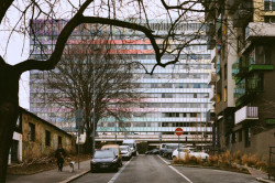 Jiná by tak byla i současná výchozí situace. Příběh Chemapolu je ukázkou, že s rozpoznáváním kvalit architektury se nevyplácí čekat. Pro tu z období socialismu tady v devadesátých ani nultých letech příliš sentimentu nebylo. Teď je to fatální i pro takové perly, jako je bývalý Chemapol-Investa. Podle mluvčí Daramis není příjezd buldozerů do Vršovic aktuální záležitostí, na zbourání budovy ale právo mají.