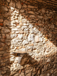 Staré části doplnil současný design. Zde stoleček v průjezdu