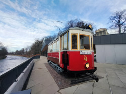 Replika tramvaje před turistickým centrem, projekt "Po stopách těšínské tramvaje", 2023, POLMAT Artur Matkowski