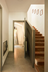 Do patra vede původní schodiště. (Rekonstrukce prvorepublikového domu v údolí, 0,5 Studio)