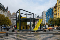Informační centrum Designbloku ze CITY modulů na Václavském náměstí