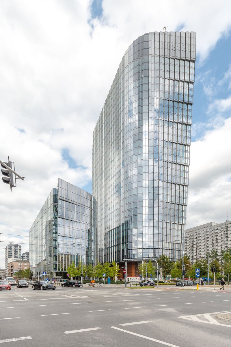 Varšavský komplex je složený z dvou budov - 140 m vysoké věže a 43 m vysoké West Building. 
