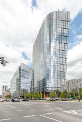 Varšavský komplex je složený z dvou budov - 140 m vysoké věže a 43 m vysoké West Building. 