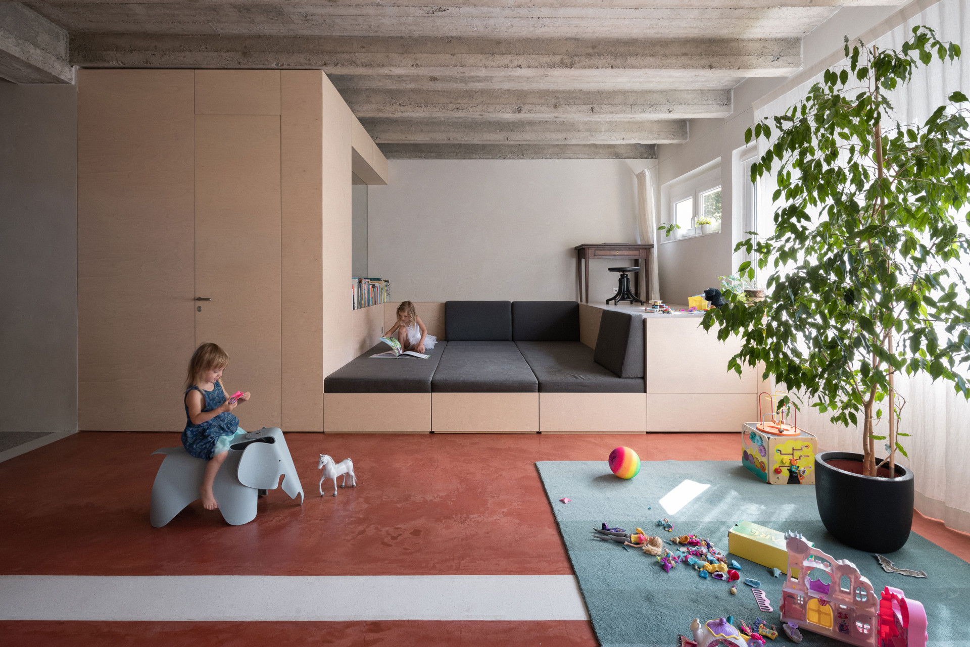 PROGRES ARCHITEKTI - Byt + byt: Architekt do prostoru umístil dva dřevěné boxy