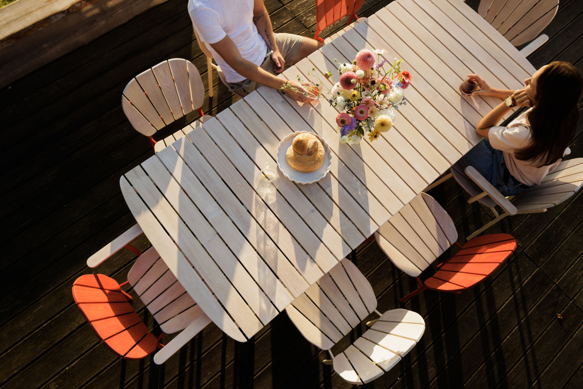 Kolekce Bombshell zahrnuje židle i stoly. 