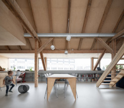 Pohled do interiéru podkrovního bytu, v němž žijí majitelé domu. (Rekonstrukce a přístavba k vile v Praze-Vinohradech, PAPUNDEKL ARCHITEKTI)