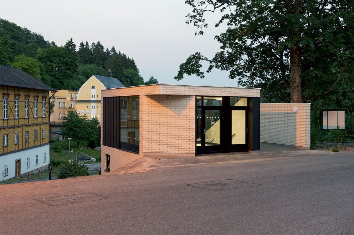 Architekti ze studia INK ARC jsou autory nápadité autobusové zastávky s toaletami v Janských Lázních
