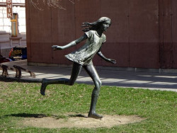 Gebauerova Dívka před Domem umění