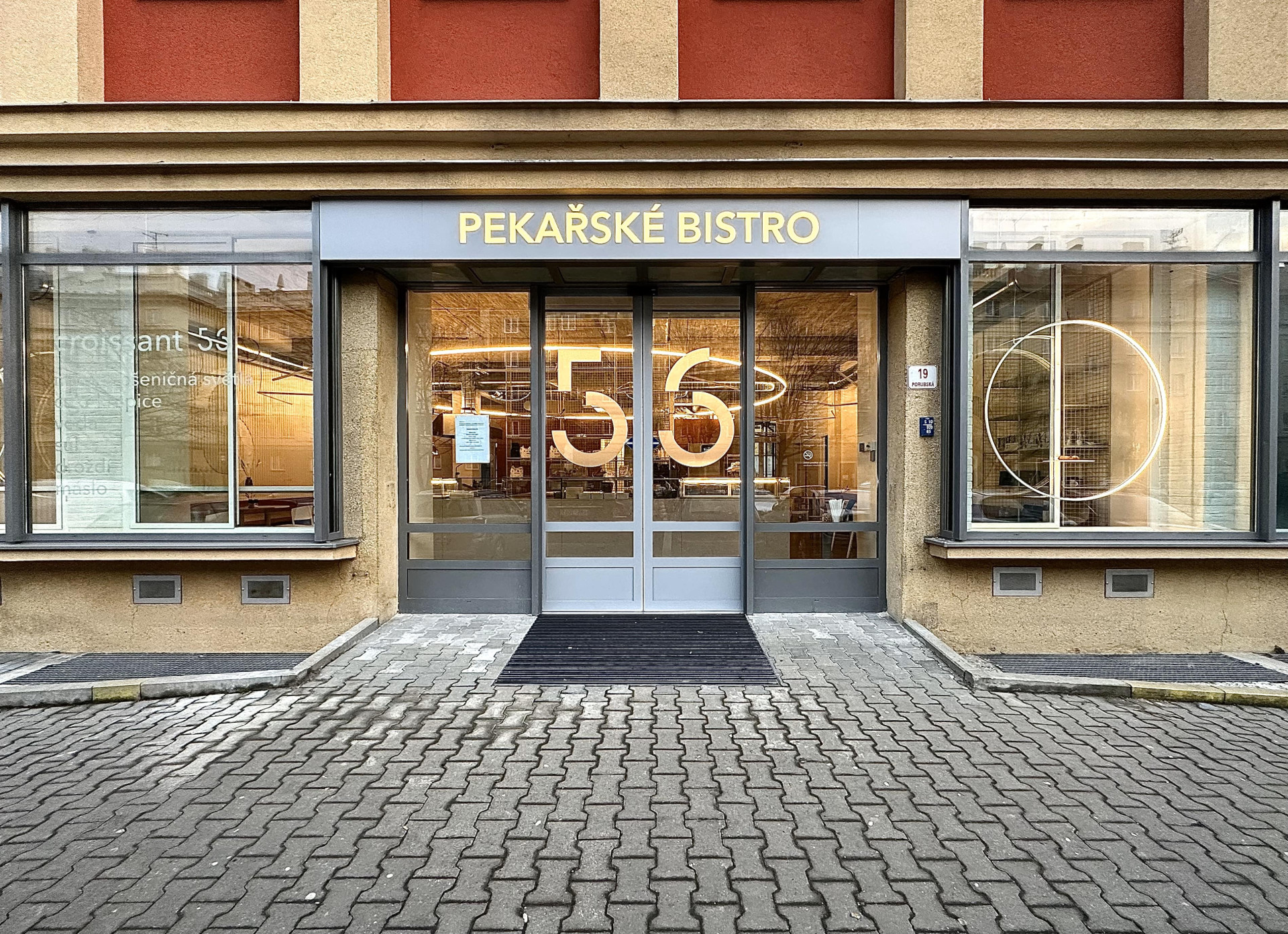 Budova zd doby socialismu získala díky kavárně v přízemí šarm.