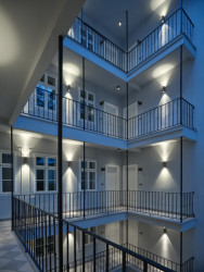 Osvětlení ve společných prostorách je řešeno s velkou péčí o detail. (Rekonstrukce měšťanský dům na Valdštejnském náměstí, Formafatal)