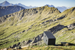 Tým mladých architektů Skye Sturm realizoval minimalistický bivak v italských Alpách