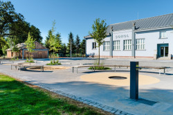 Pítko, pískoviště, nová výsadba a skakací herní prvky (Příšovická náves, atakarchitekti)