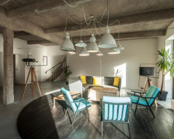 Mjölk architekti, Palmovka Jihlava / Rekonstrukce části průmyslového areálu Jihlavan, sezení v hale – foto