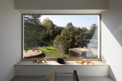 Rekonstrukce mateřské školy Polánka, ateliér CL3: Za velkoformátovým oknem se nachází prostorný parapet