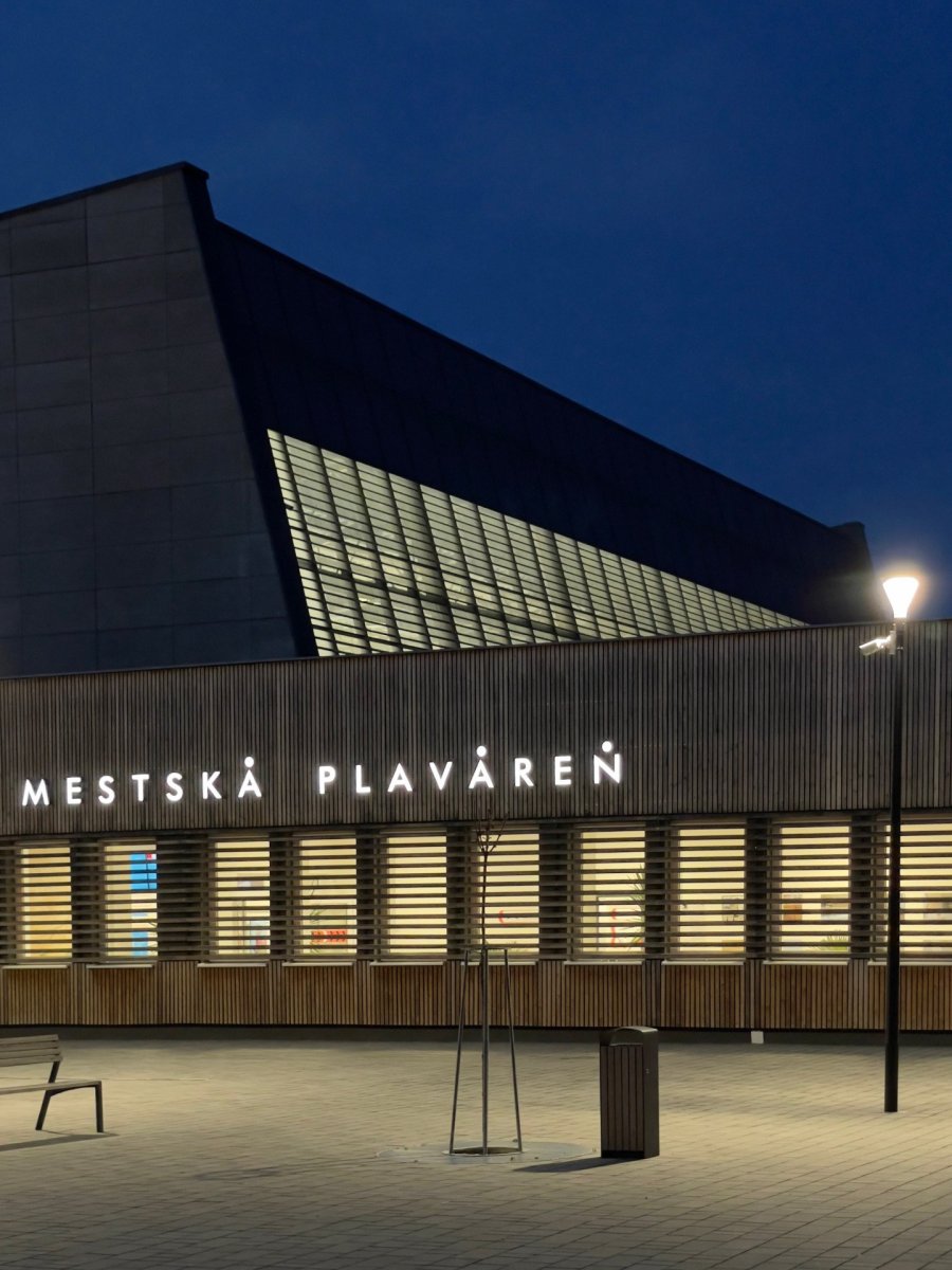 Architekt návrhu rekonstrukce Patrik Panda nechal v exteriéru uplatnit hlavně beton a dřevo
