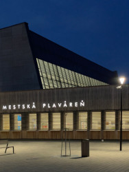 Architekt návrhu rekonstrukce Patrik Panda nechal v exteriéru uplatnit hlavně beton a dřevo