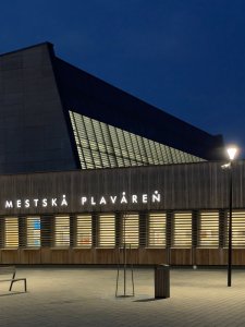 Architekt návrhu rekonstrukce Patrik Panda nechal v exteriéru uplatnit hlavně beton a dřevo